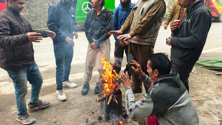 कई राज्यों में ठंड ने कसा शिकंजा, बारिश से बढ़ी मुश्किलें, जानें अगले दो दिन का अनुमान